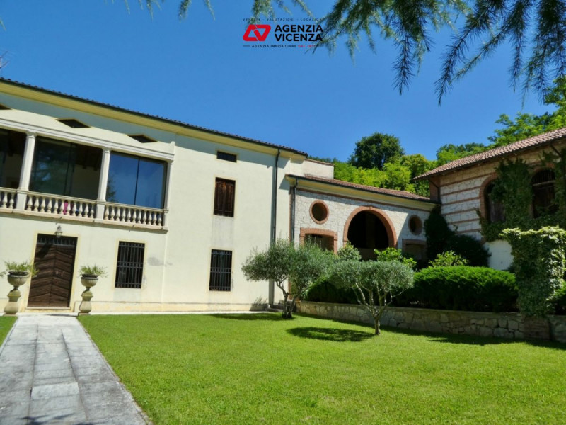 STUPENDA VILLA DEL 1700, SAPIENTEMENTE RISTRUTTURATA, CURATISSIMO PARCO,  A VICENZA VERSANTE OVES...