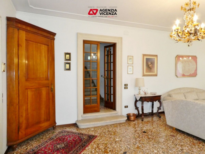 STUPENDA VILLA DEL 1700, SAPIENTEMENTE RISTRUTTURATA, CURATISSIMO PARCO,  A VICENZA VERSANTE OVES...