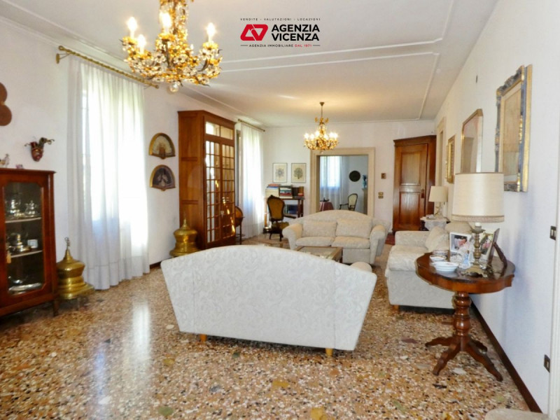 STUPENDA VILLA DEL 1700, SAPIENTEMENTE RISTRUTTURATA, CURATISSIMO PARCO,  A VICENZA VERSANTE OVES...