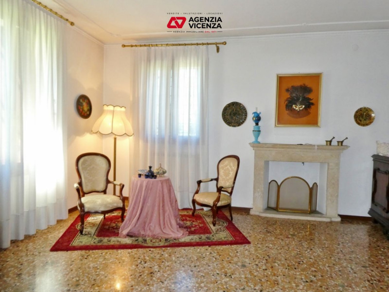 STUPENDA VILLA DEL 1700, SAPIENTEMENTE RISTRUTTURATA, CURATISSIMO PARCO,  A VICENZA VERSANTE OVES...