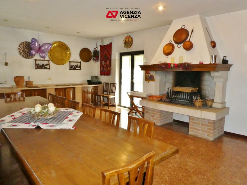 STUPENDA VILLA DEL 1700, SAPIENTEMENTE RISTRUTTURATA, CURATISSIMO PARCO,  A VICENZA VERSANTE OVES...