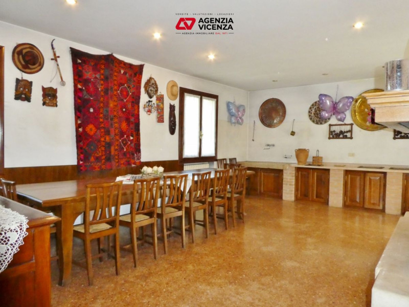 STUPENDA VILLA DEL 1700, SAPIENTEMENTE RISTRUTTURATA, CURATISSIMO PARCO,  A VICENZA VERSANTE OVES...