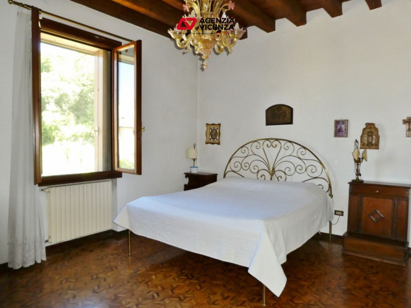 STUPENDA VILLA DEL 1700, SAPIENTEMENTE RISTRUTTURATA, CURATISSIMO PARCO,  A VICENZA VERSANTE OVES...