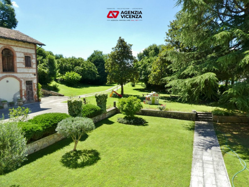 STUPENDA VILLA DEL 1700, SAPIENTEMENTE RISTRUTTURATA, CURATISSIMO PARCO,  A VICENZA VERSANTE OVES...