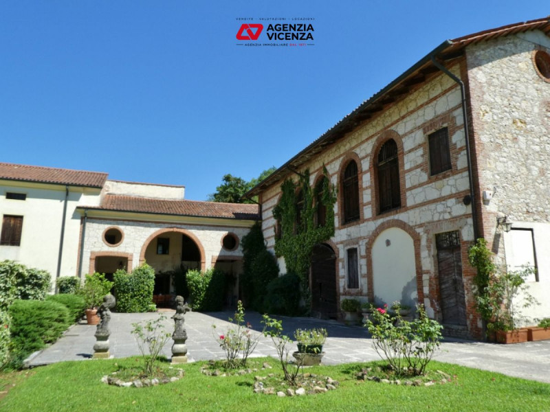 STUPENDA VILLA DEL 1700, SAPIENTEMENTE RISTRUTTURATA, CURATISSIMO PARCO,  A VICENZA VERSANTE OVES...