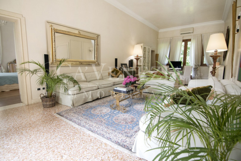 Ca' Venezia immobiliare è orgogliosa di proporre questo magnifico appartamento completamente rest...