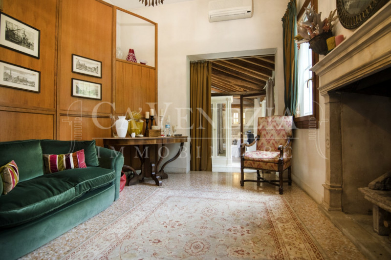 Ca' Venezia immobiliare è orgogliosa di proporre questo magnifico appartamento completamente rest...