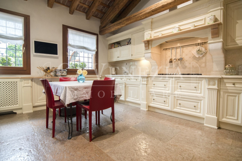 Ca' Venezia immobiliare è orgogliosa di proporre questo magnifico appartamento completamente rest...