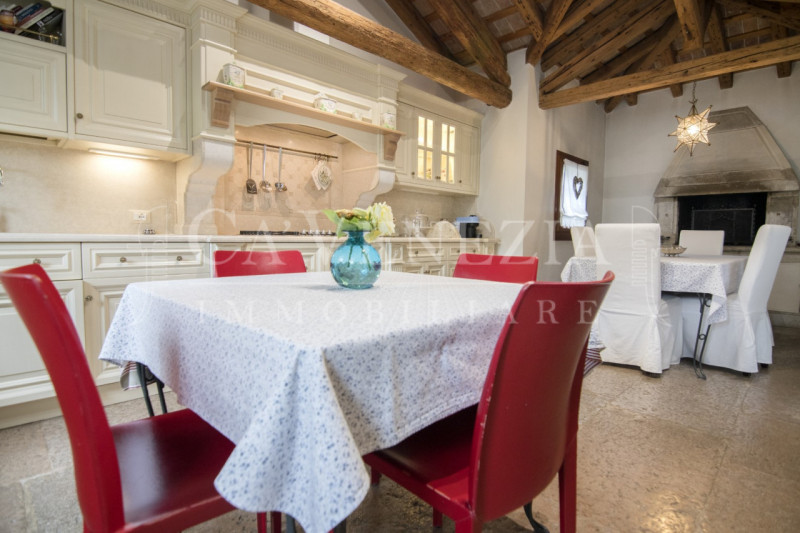 Ca' Venezia immobiliare è orgogliosa di proporre questo magnifico appartamento completamente rest...
