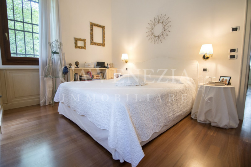 Ca' Venezia immobiliare è orgogliosa di proporre questo magnifico appartamento completamente rest...