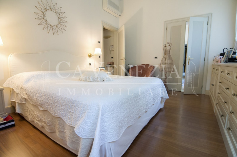 Ca' Venezia immobiliare è orgogliosa di proporre questo magnifico appartamento completamente rest...