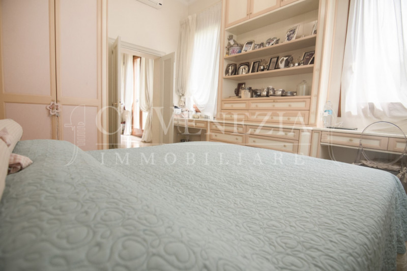 Ca' Venezia immobiliare è orgogliosa di proporre questo magnifico appartamento completamente rest...