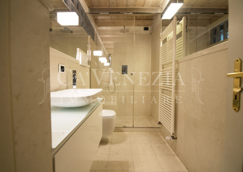 Ca' Venezia immobiliare è orgogliosa di proporre questo magnifico appartamento completamente rest...