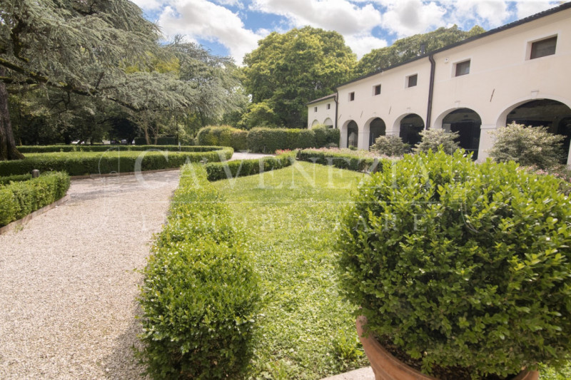 Ca' Venezia immobiliare è orgogliosa di proporre questo magnifico appartamento completamente rest...