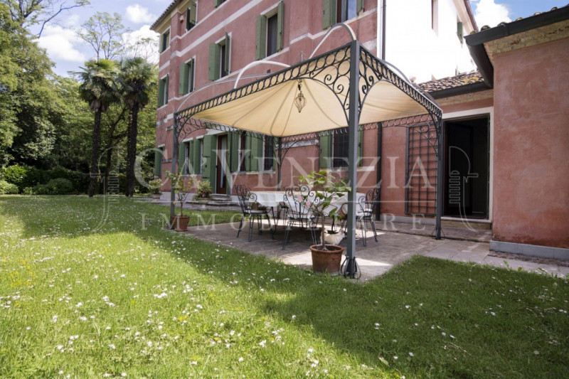 Ca' Venezia immobiliare è orgogliosa di proporre questo magnifico appartamento completamente rest...