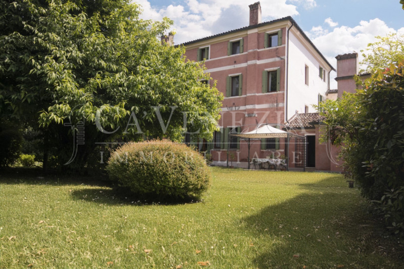 Ca' Venezia immobiliare è orgogliosa di proporre questo magnifico appartamento completamente rest...