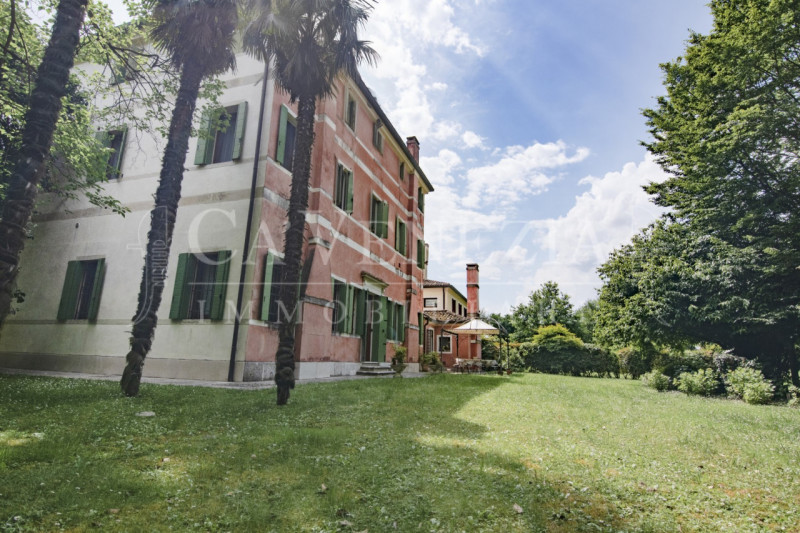 Ca' Venezia immobiliare è orgogliosa di proporre questo magnifico appartamento completamente rest...