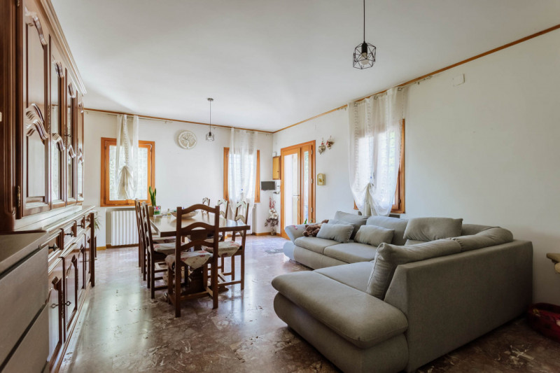 Cinto Euganeo - A Valnogaredo proponiamo immobile costituito da due abitazioni semi -indipendenti...