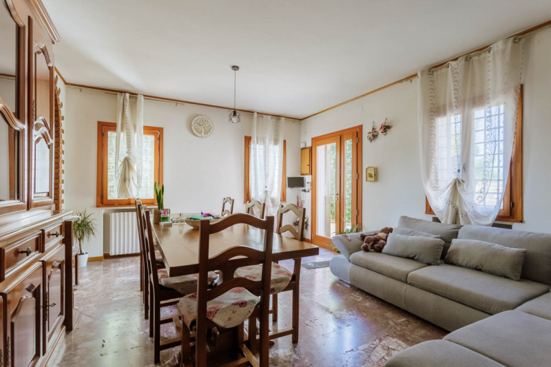 Cinto Euganeo - A Valnogaredo proponiamo immobile costituito da due abitazioni semi -indipendenti...