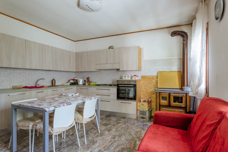 Cinto Euganeo - A Valnogaredo proponiamo immobile costituito da due abitazioni semi -indipendenti...