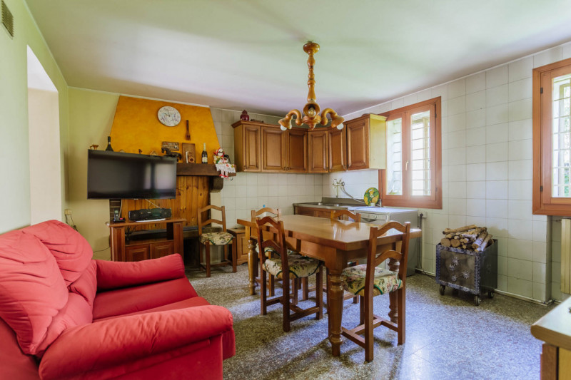 Cinto Euganeo - A Valnogaredo proponiamo immobile costituito da due abitazioni semi -indipendenti...