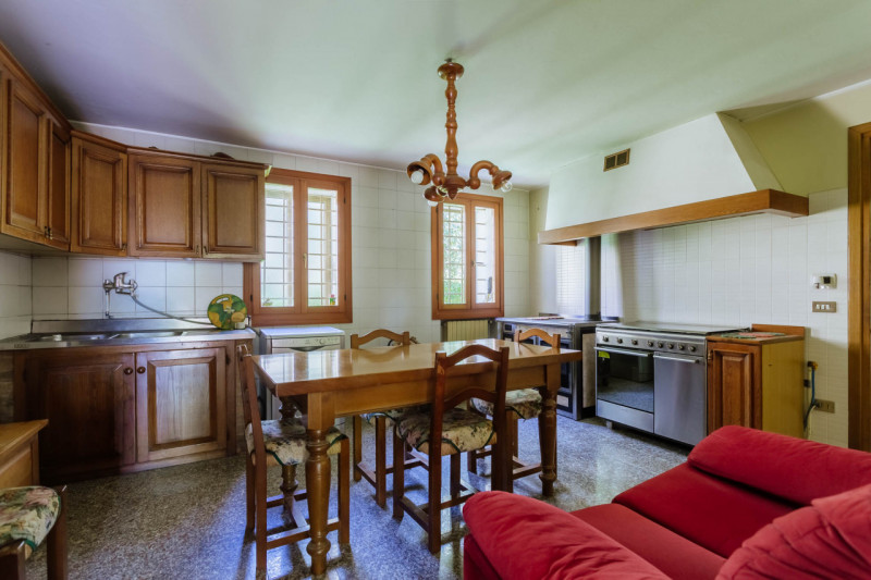 Cinto Euganeo - A Valnogaredo proponiamo immobile costituito da due abitazioni semi -indipendenti...