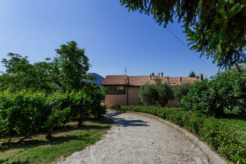 Cinto Euganeo - A Valnogaredo proponiamo immobile costituito da due abitazioni semi -indipendenti...