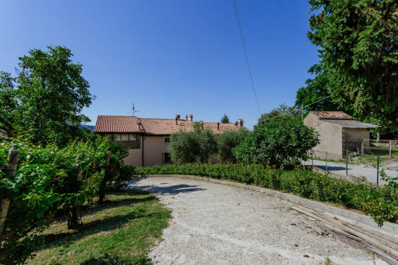 Cinto Euganeo - A Valnogaredo proponiamo immobile costituito da due abitazioni semi -indipendenti...