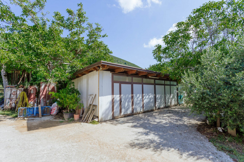 Cinto Euganeo - A Valnogaredo proponiamo immobile costituito da due abitazioni semi -indipendenti...