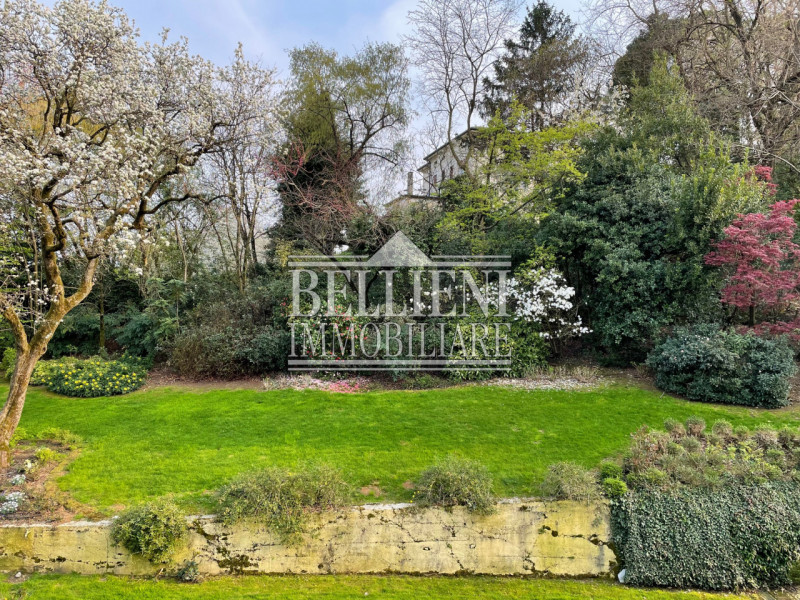 ARCUGNANO - Immersa nel verde dei colli, proponiamo in vendita una splendida villa d'epoca con vi...