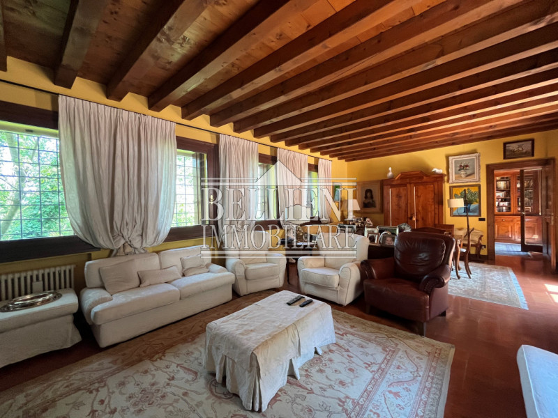 ARCUGNANO - Immersa nel verde dei colli, proponiamo in vendita una splendida villa d'epoca con vi...