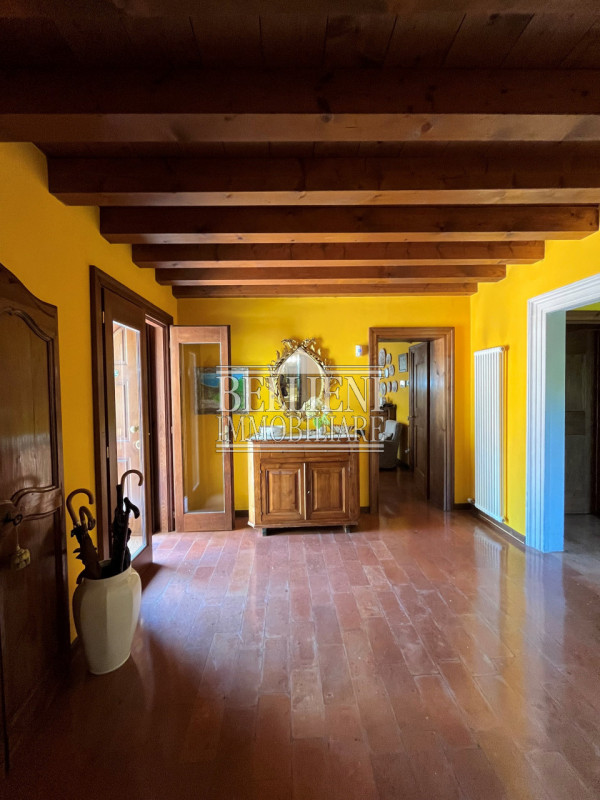 ARCUGNANO - Immersa nel verde dei colli, proponiamo in vendita una splendida villa d'epoca con vi...