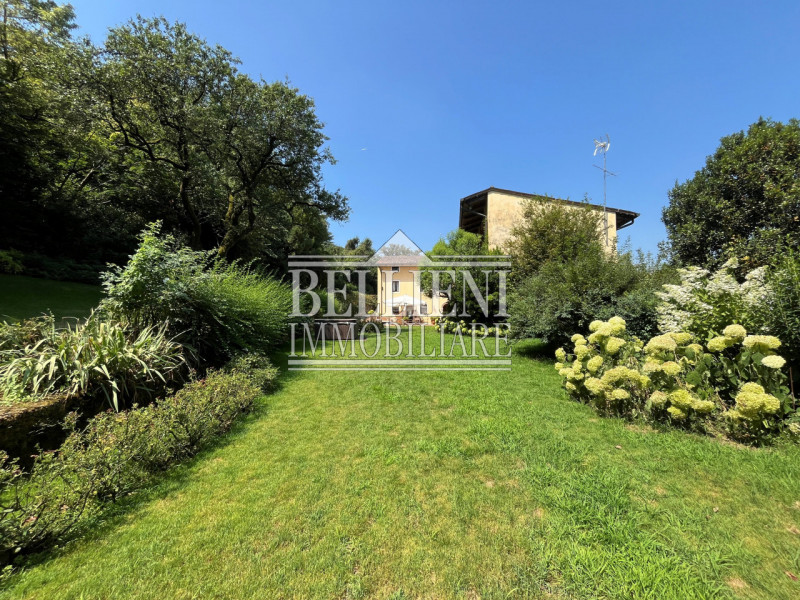 ARCUGNANO - Immersa nel verde dei colli, proponiamo in vendita una splendida villa d'epoca con vi...