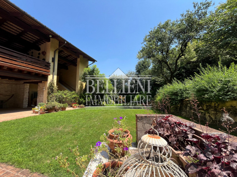 ARCUGNANO - Immersa nel verde dei colli, proponiamo in vendita una splendida villa d'epoca con vi...