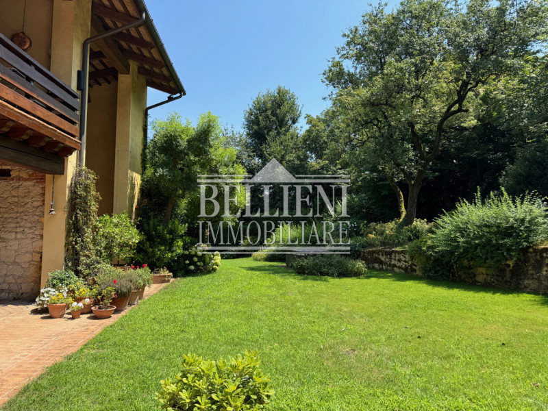 ARCUGNANO - Immersa nel verde dei colli, proponiamo in vendita una splendida villa d'epoca con vi...