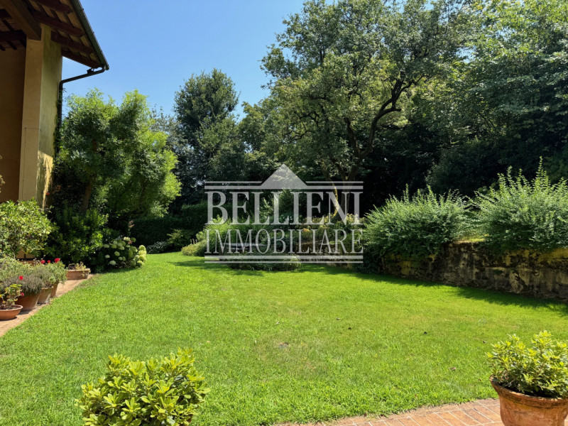 ARCUGNANO - Immersa nel verde dei colli, proponiamo in vendita una splendida villa d'epoca con vi...