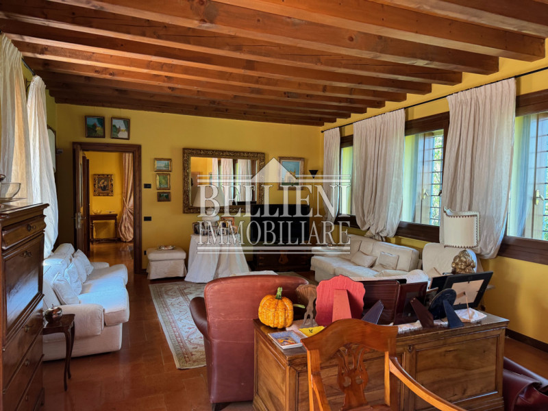 ARCUGNANO - Immersa nel verde dei colli, proponiamo in vendita una splendida villa d'epoca con vi...