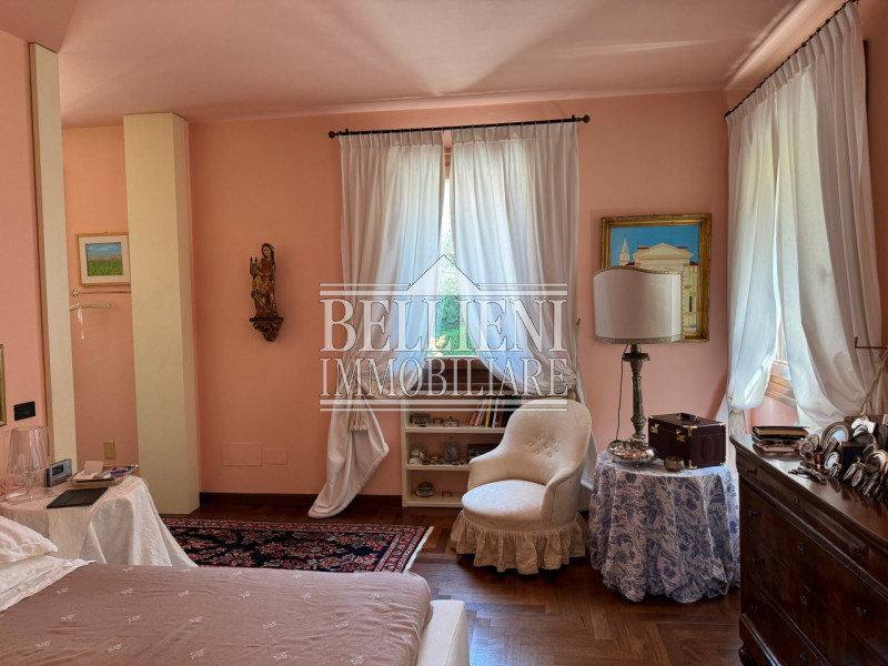 ARCUGNANO - Immersa nel verde dei colli, proponiamo in vendita una splendida villa d'epoca con vi...