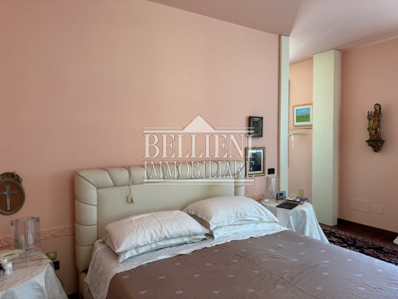 ARCUGNANO - Immersa nel verde dei colli, proponiamo in vendita una splendida villa d'epoca con vi...