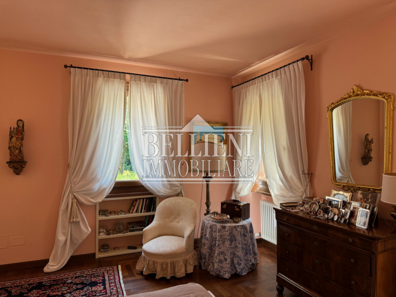 ARCUGNANO - Immersa nel verde dei colli, proponiamo in vendita una splendida villa d'epoca con vi...