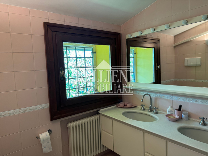 ARCUGNANO - Immersa nel verde dei colli, proponiamo in vendita una splendida villa d'epoca con vi...