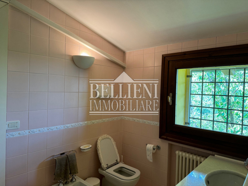 ARCUGNANO - Immersa nel verde dei colli, proponiamo in vendita una splendida villa d'epoca con vi...