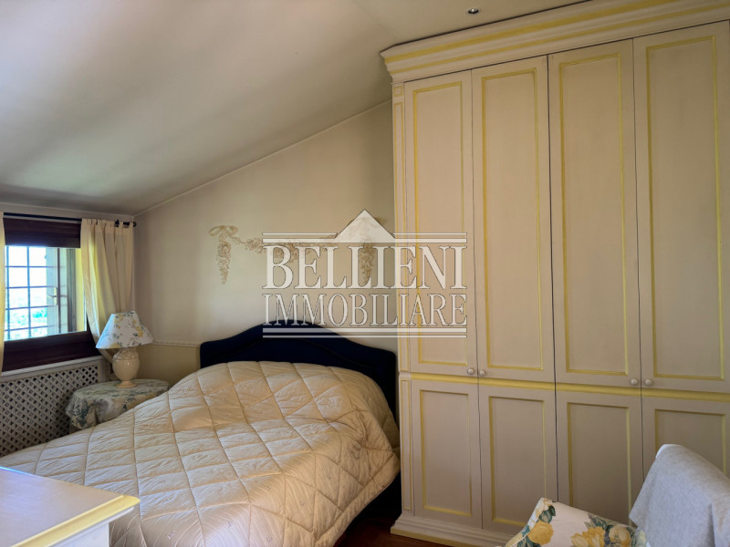 ARCUGNANO - Immersa nel verde dei colli, proponiamo in vendita una splendida villa d'epoca con vi...