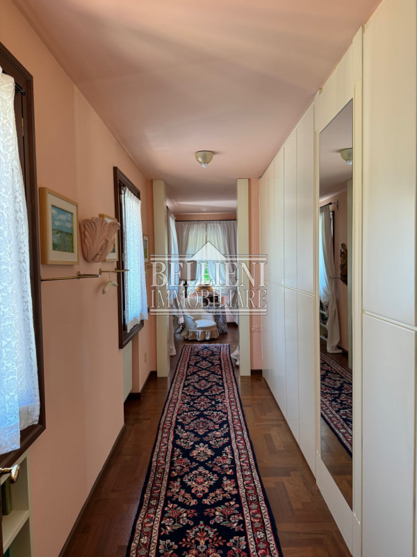 ARCUGNANO - Immersa nel verde dei colli, proponiamo in vendita una splendida villa d'epoca con vi...