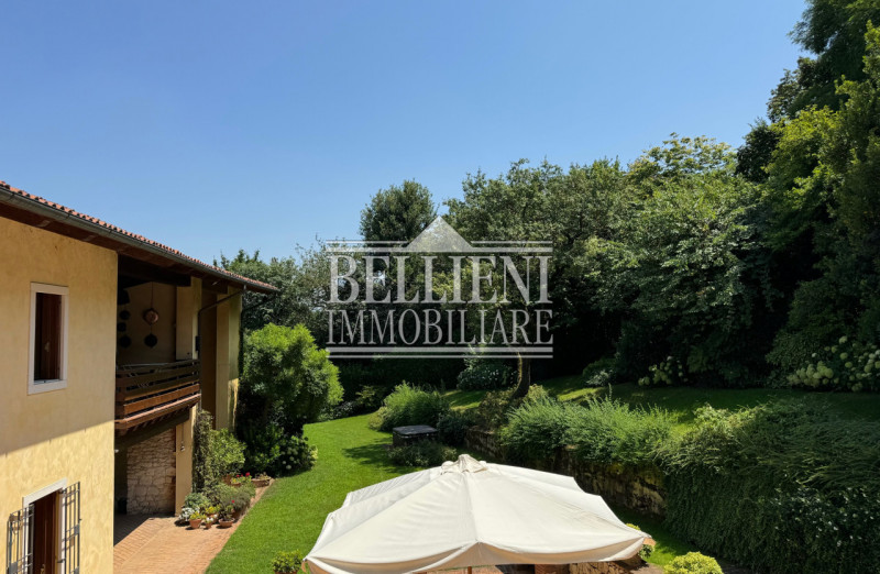 ARCUGNANO - Immersa nel verde dei colli, proponiamo in vendita una splendida villa d'epoca con vi...