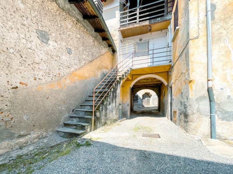 Apartment for Sale in Soriso, in a Courtyard House