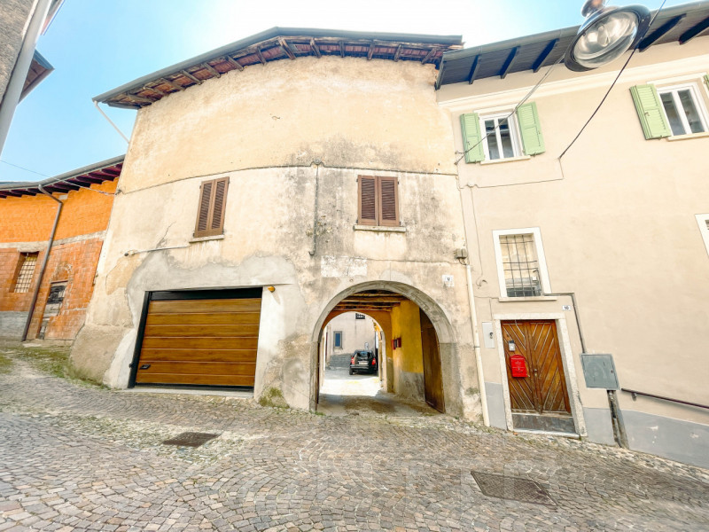 Apartment for Sale in Soriso, in a Courtyard House