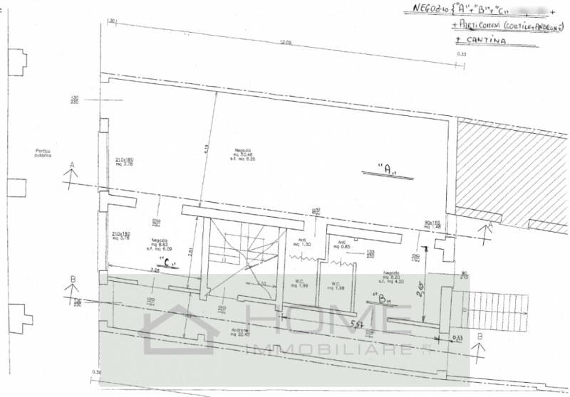 Al piano terra di palazzo storico ristrutturato negli anni 2000, in Via Carrarese in centro a Mon...