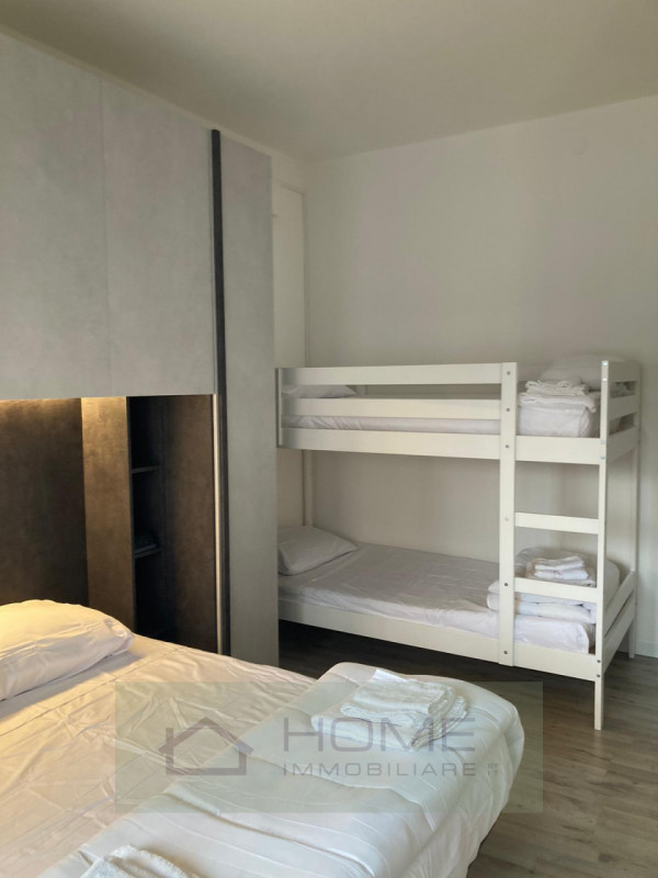 Proponiamo in vendita esclusiva uno splendido appartamento in trifamiliare con ingresso indipende...