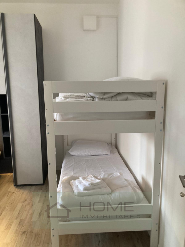 Proponiamo in vendita esclusiva uno splendido appartamento in trifamiliare con ingresso indipende...